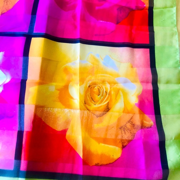 Art of the Scarf Tie Rack Scarf /Italy /Polyester  Roses  Design  Red 34 by 36" - Picture 4 of 9